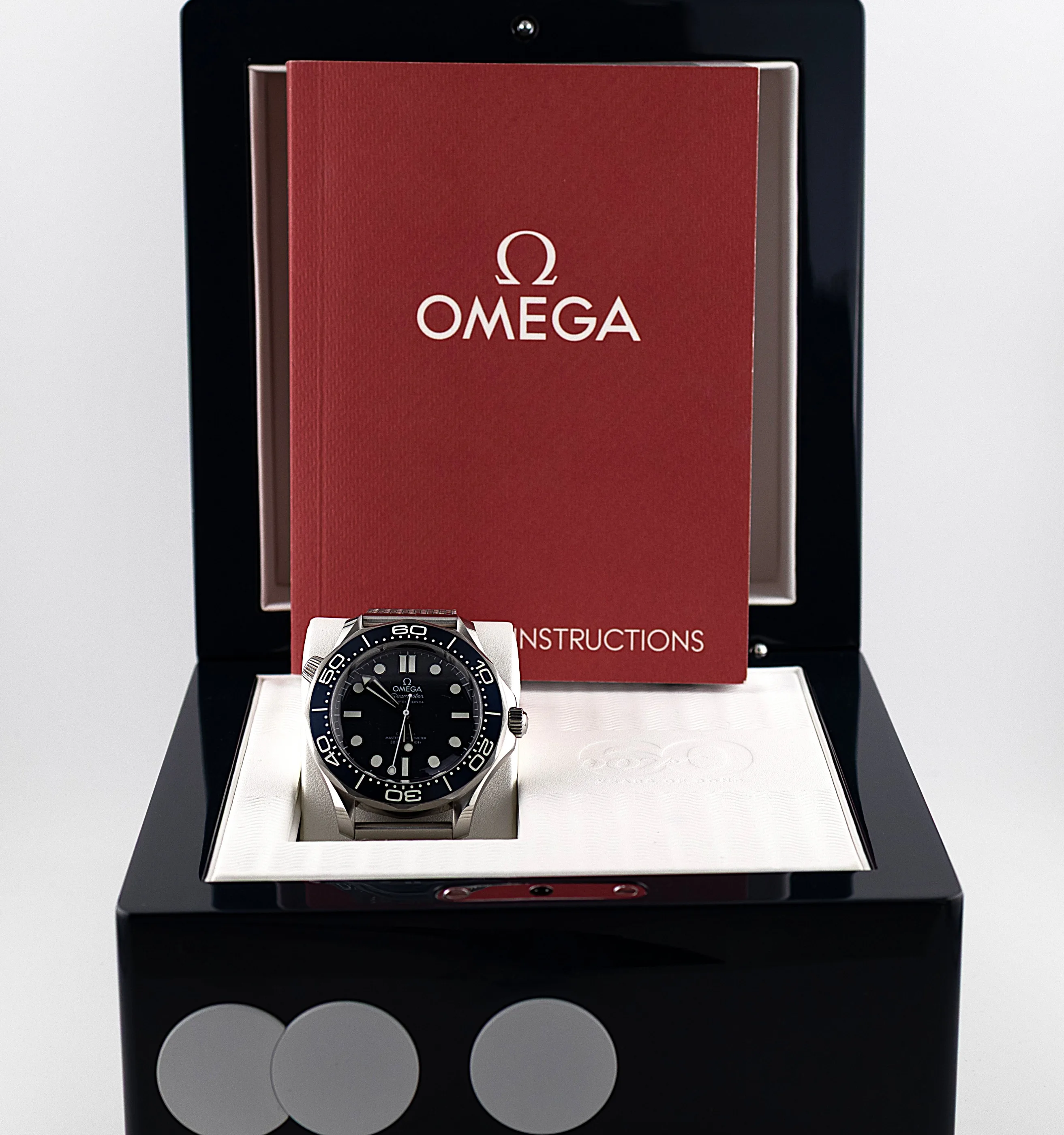 Omega Seamaster Diver 300M James Bond 60th Anniversary Edition detail 11