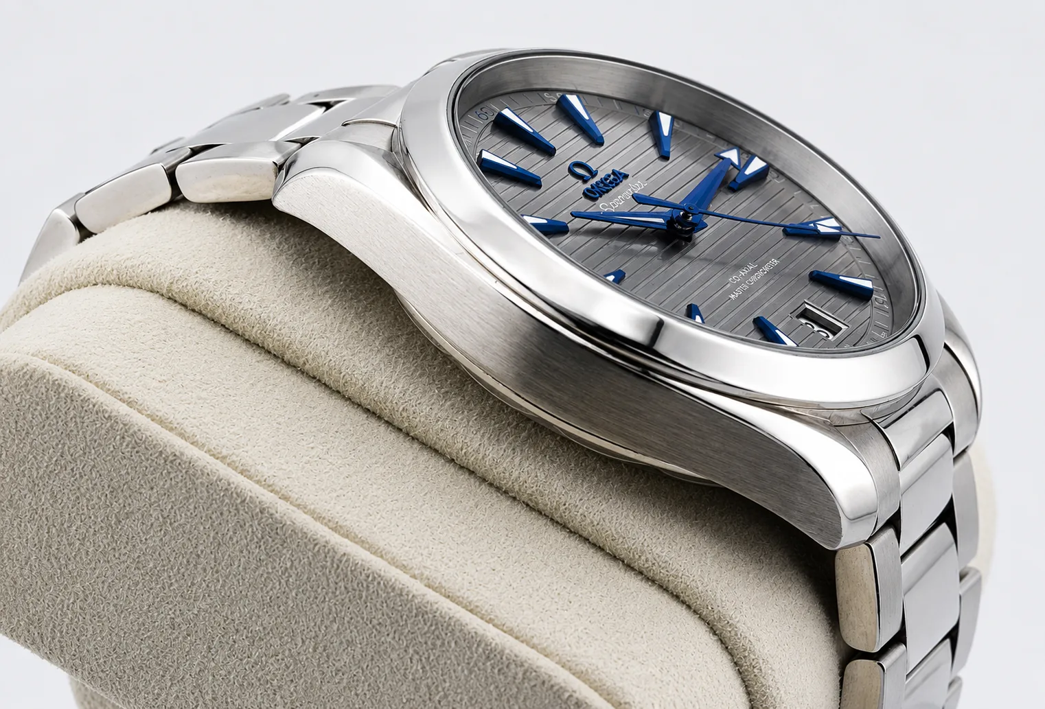 Omega Aqua Terra detail 3