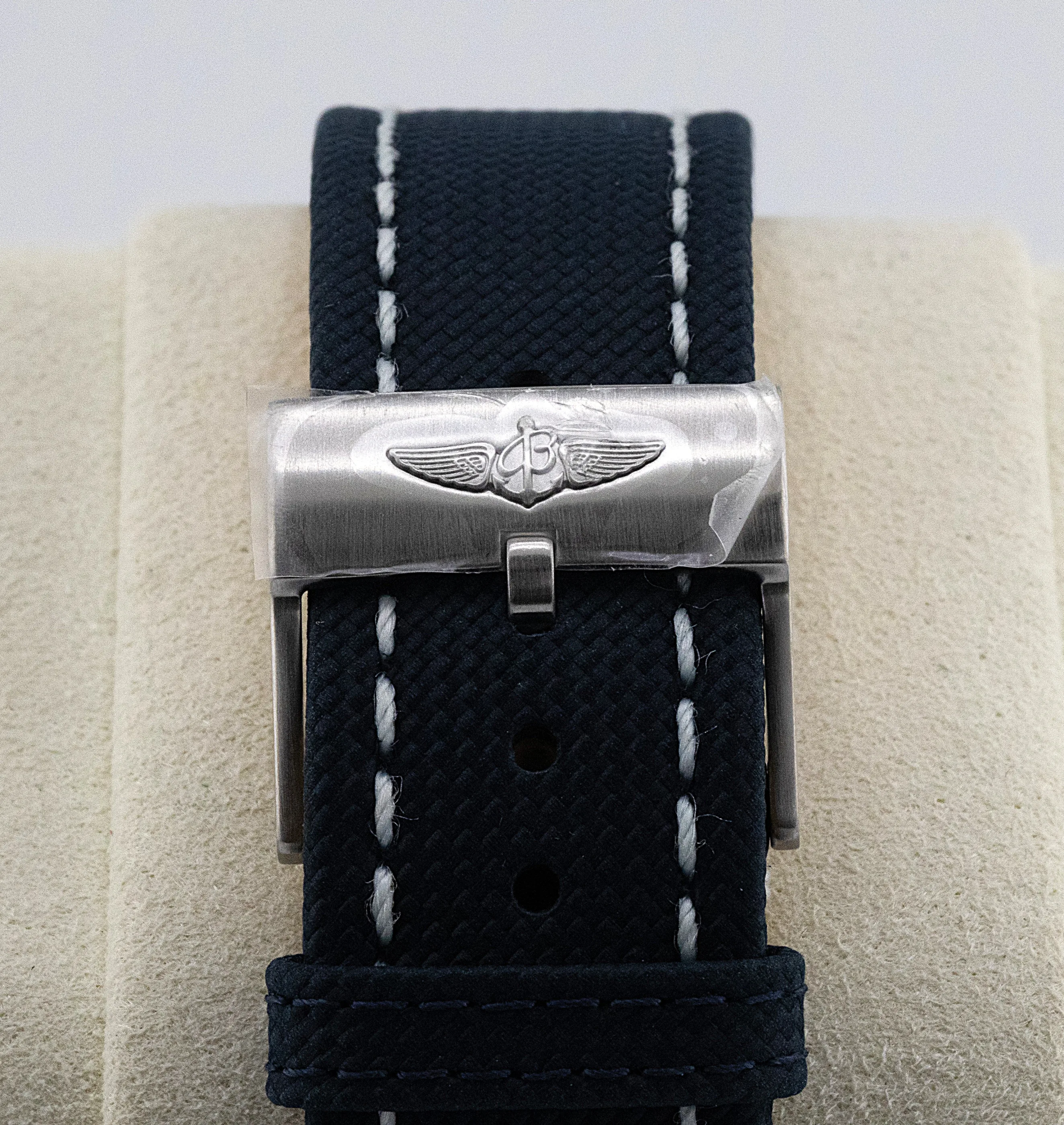 Breitling Avenger Chrono GMT detail 2