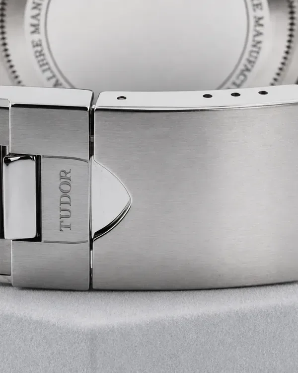 Tudor Black Bay GMT "Pepsi" 41MM detail 9
