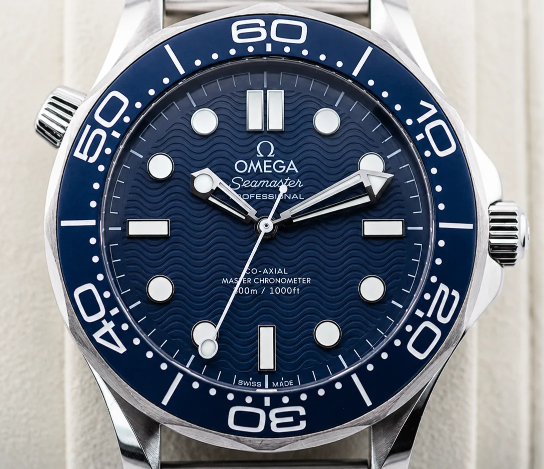 Omega Seamaster Diver 300M James Bond 60th Anniversary Edition detail 1