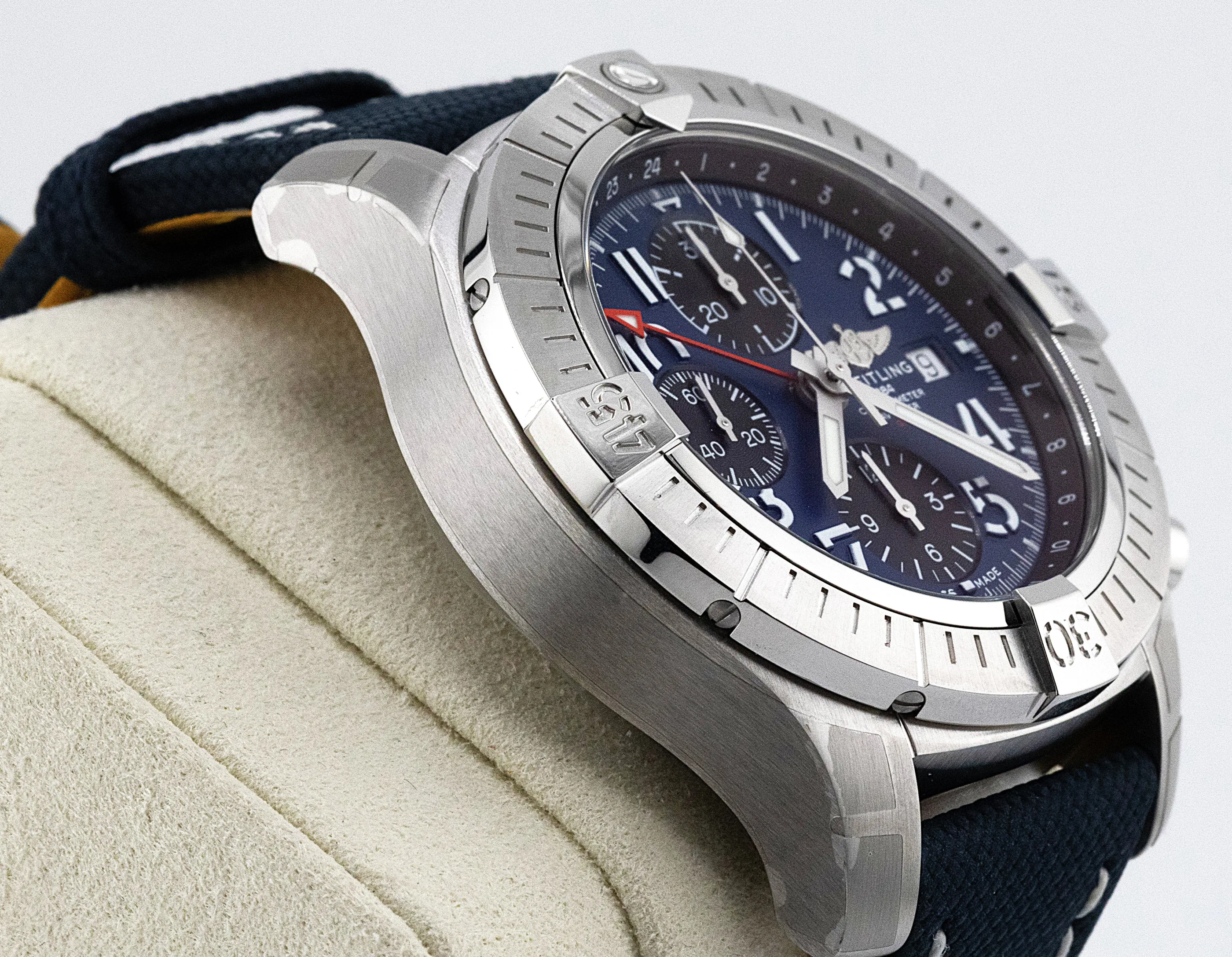 Breitling Avenger Chrono GMT detail 4