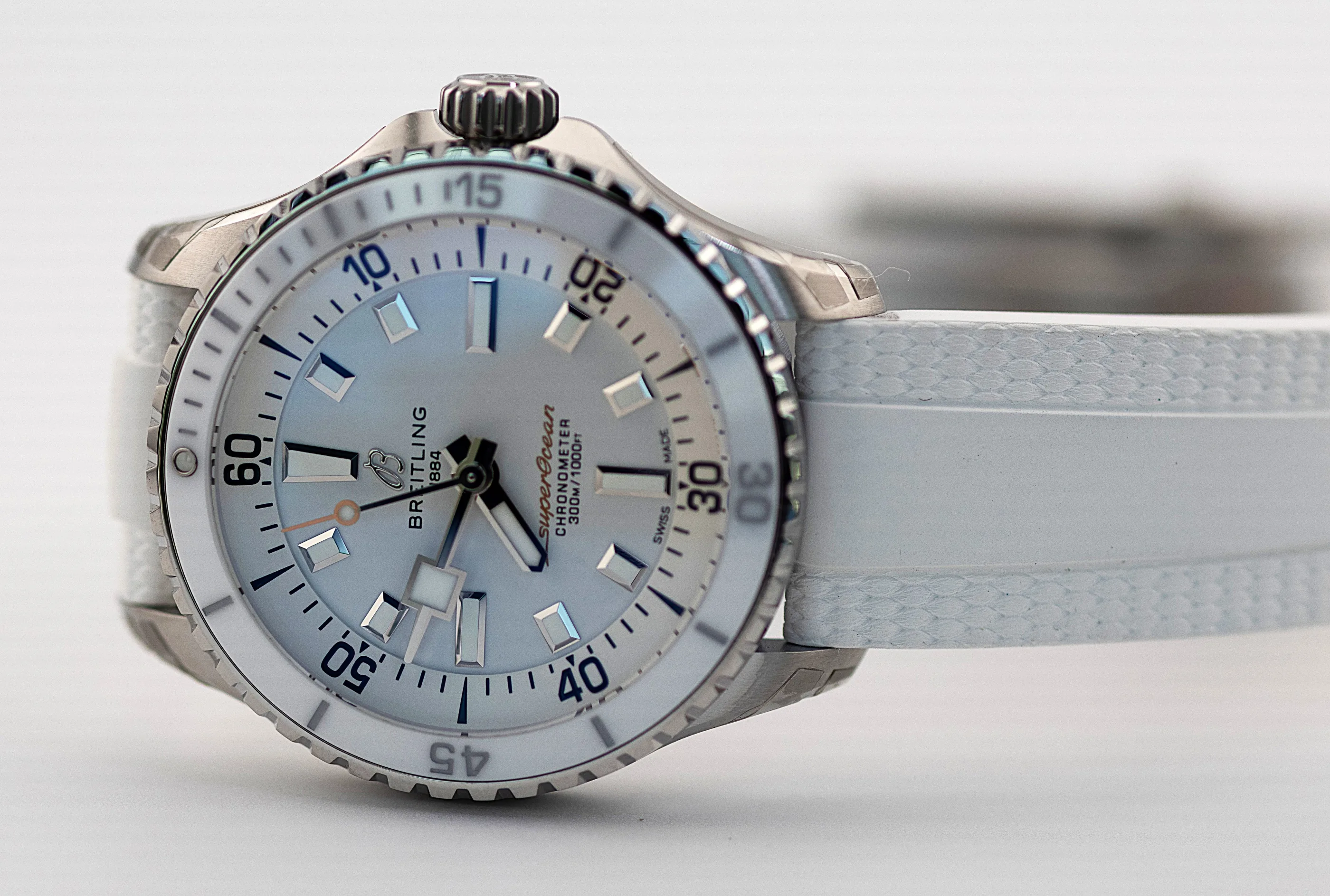 Breitling Superocean 36 detail 2