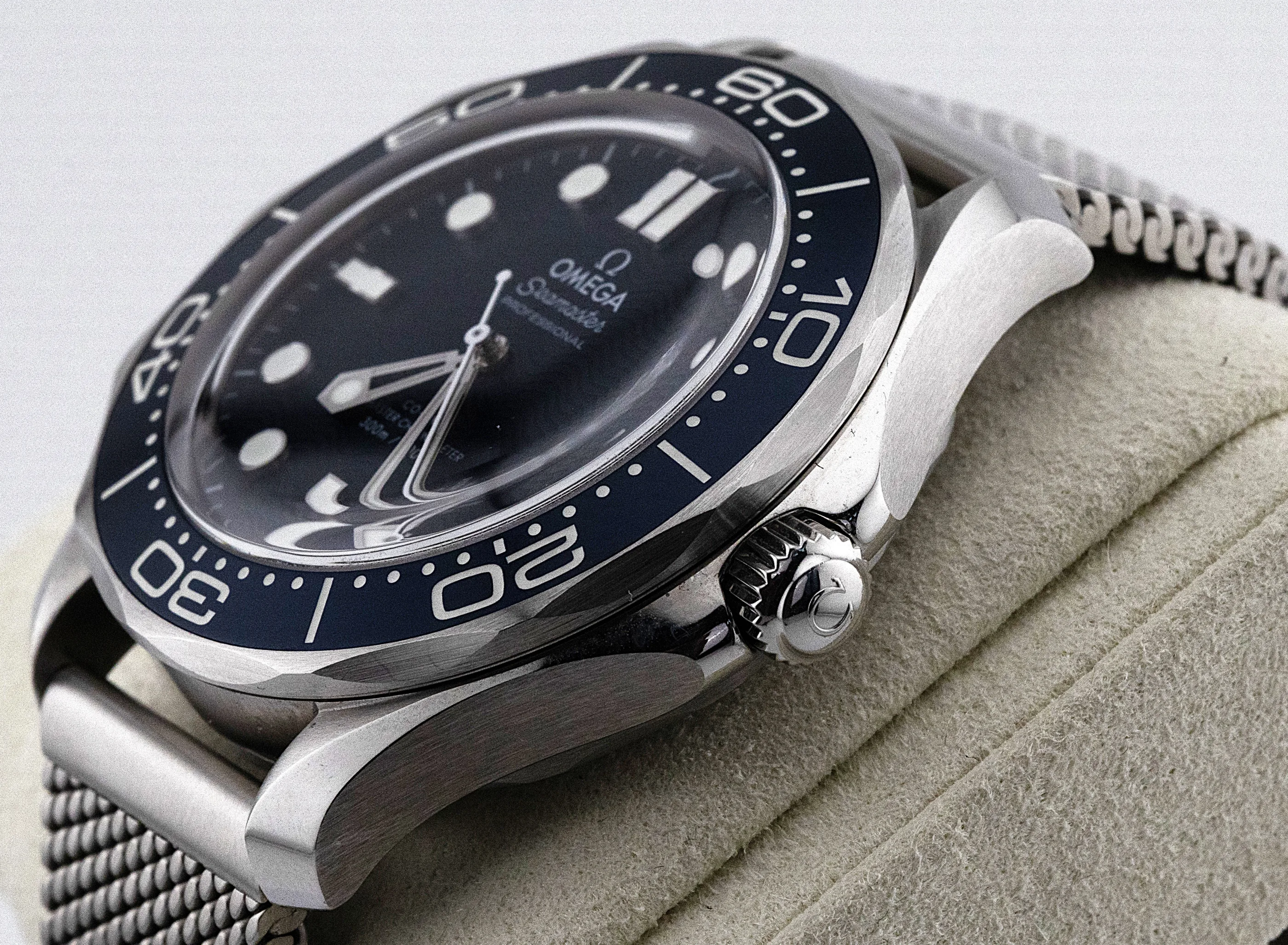 Omega Seamaster Diver 300M James Bond 60th Anniversary Edition detail 7