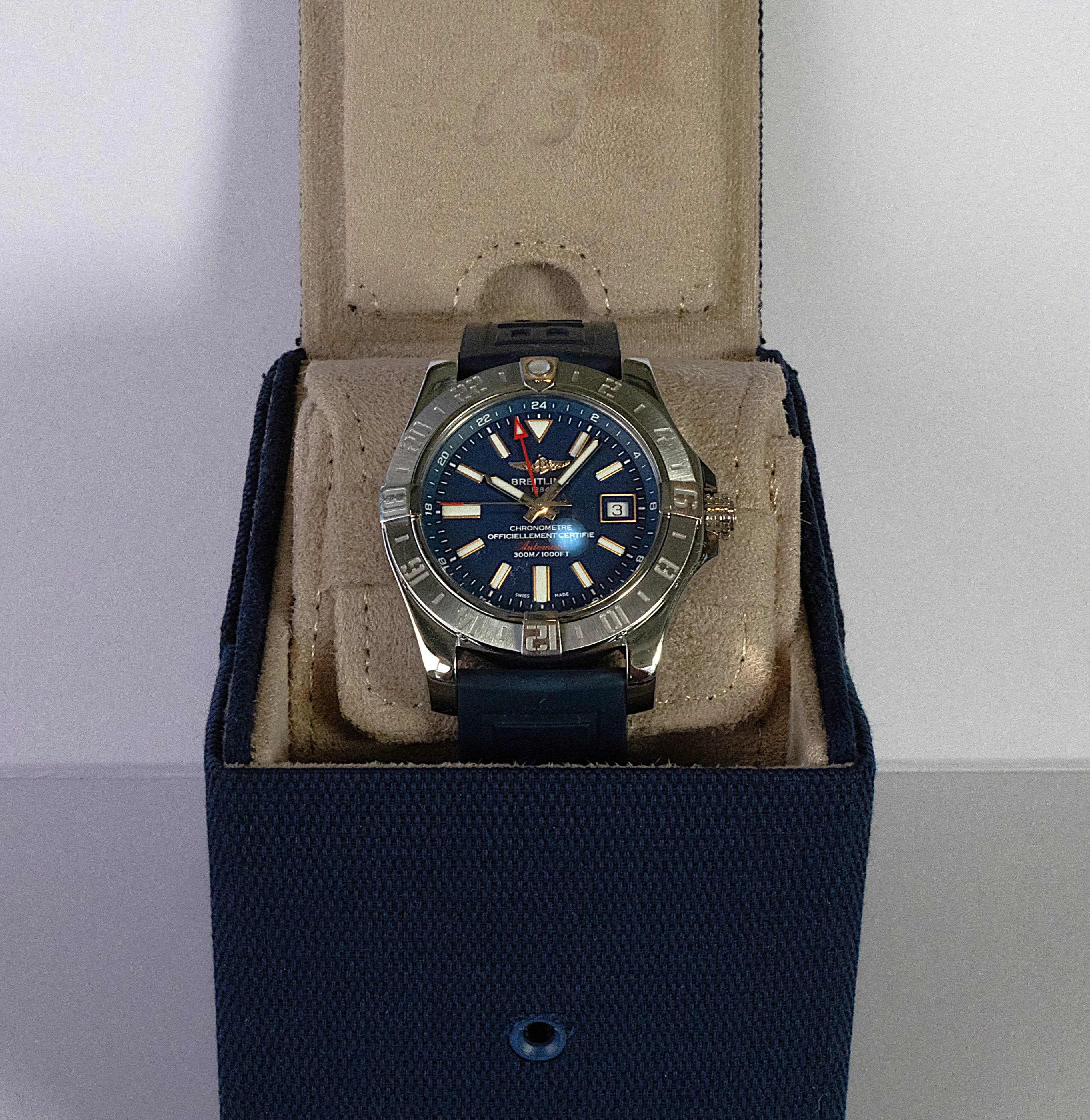 Breitling Avenger II GMT detail 10
