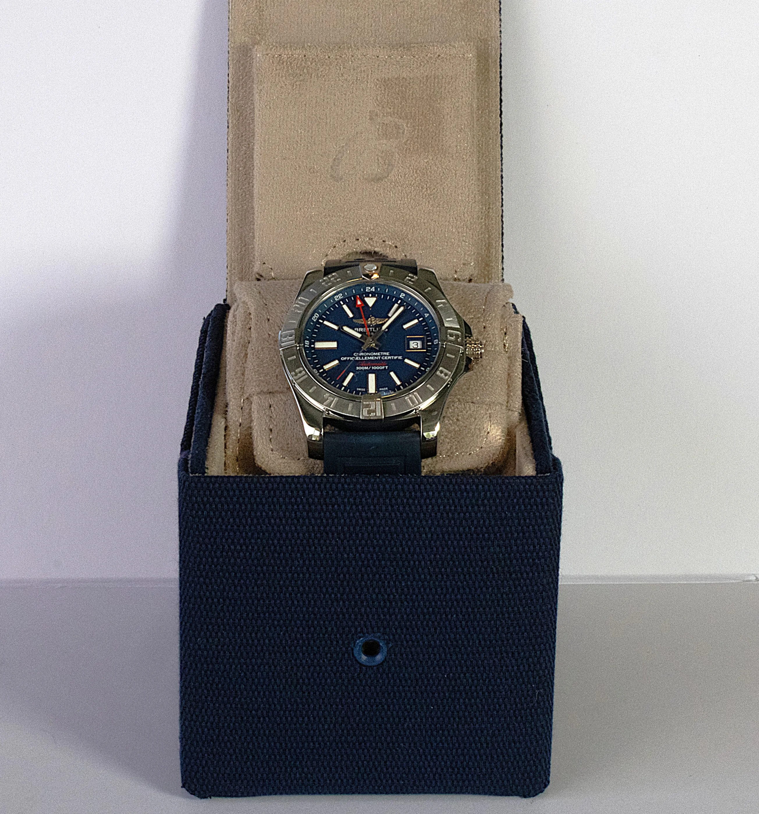 Breitling Avenger II GMT detail 11