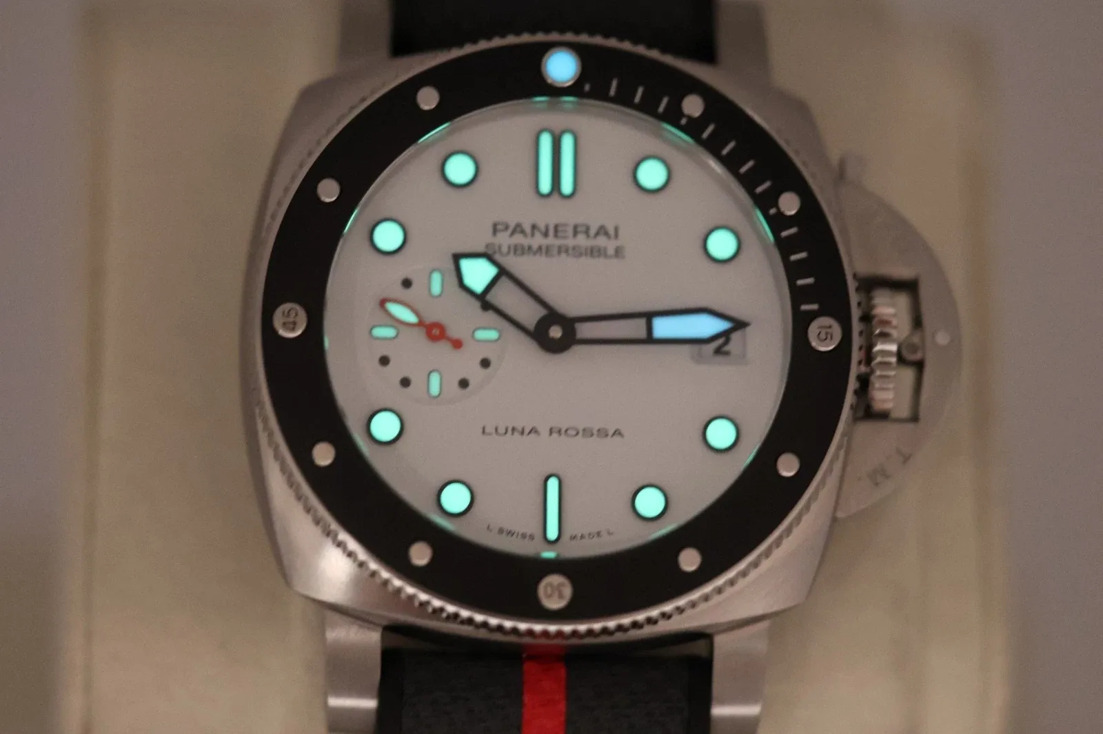 Panerai Submersible Luna Rossa White Dial detail 11