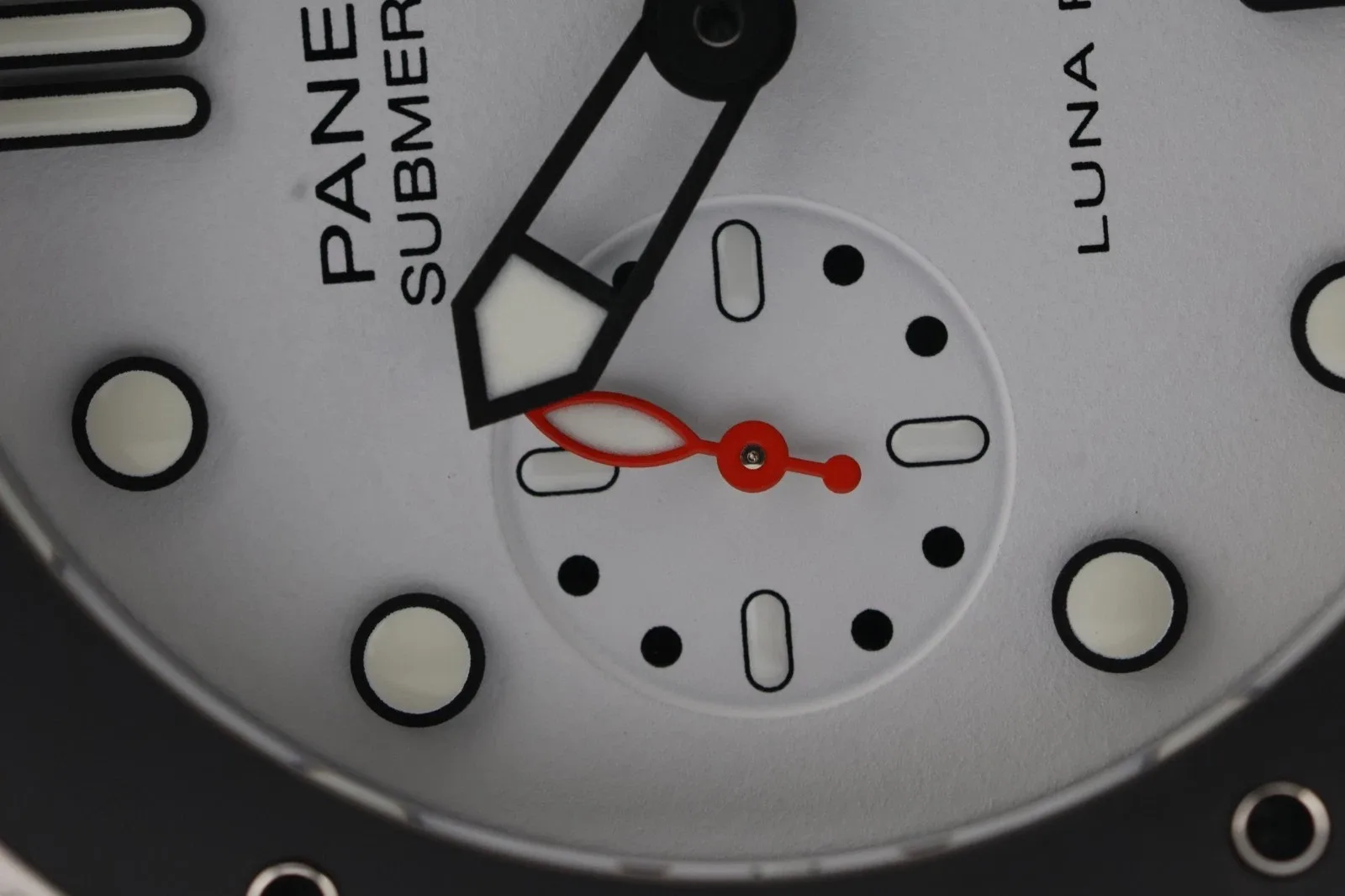 Panerai Submersible Luna Rossa White Dial detail 5