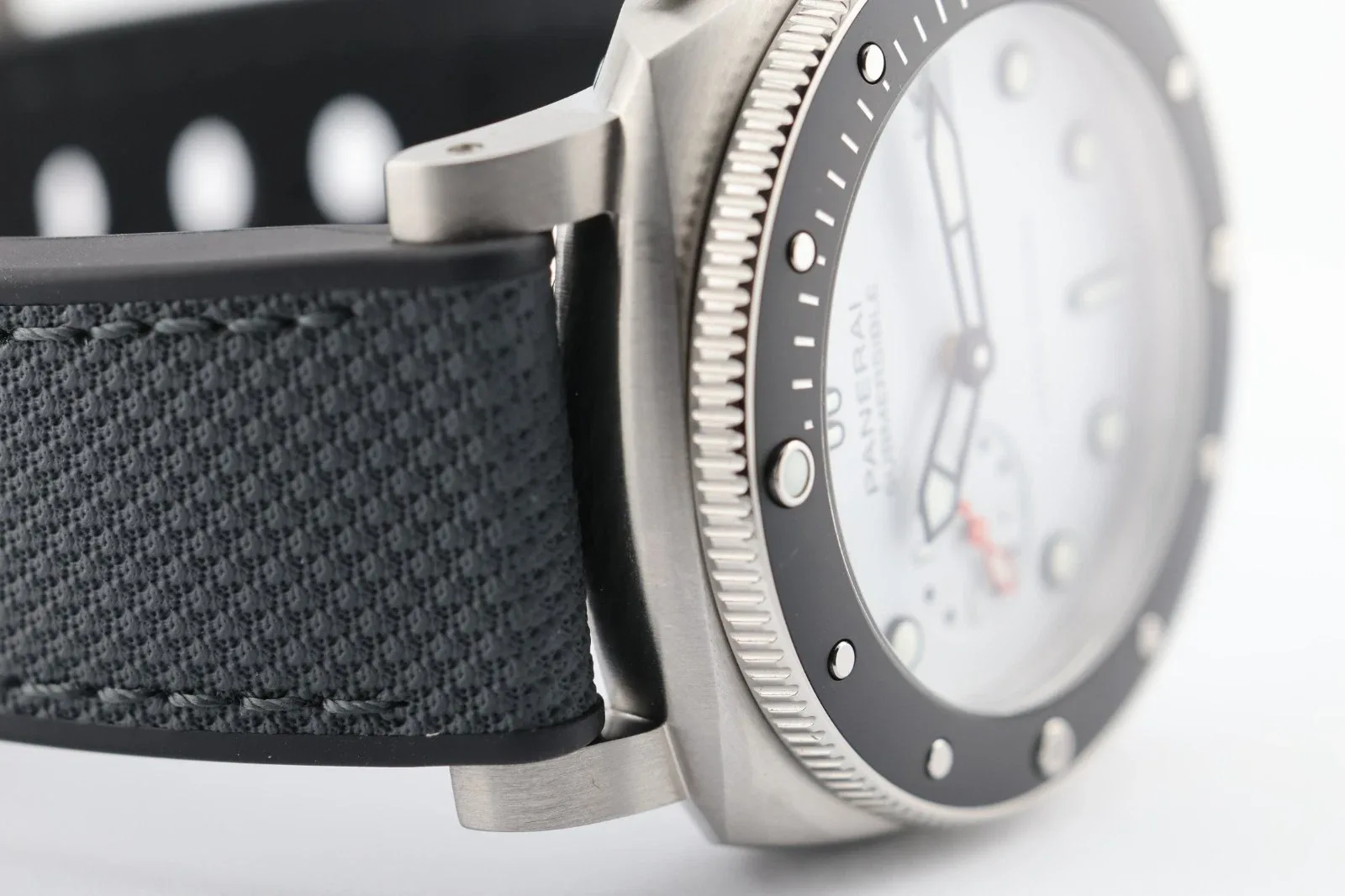 Panerai Submersible Luna Rossa White Dial detail 8
