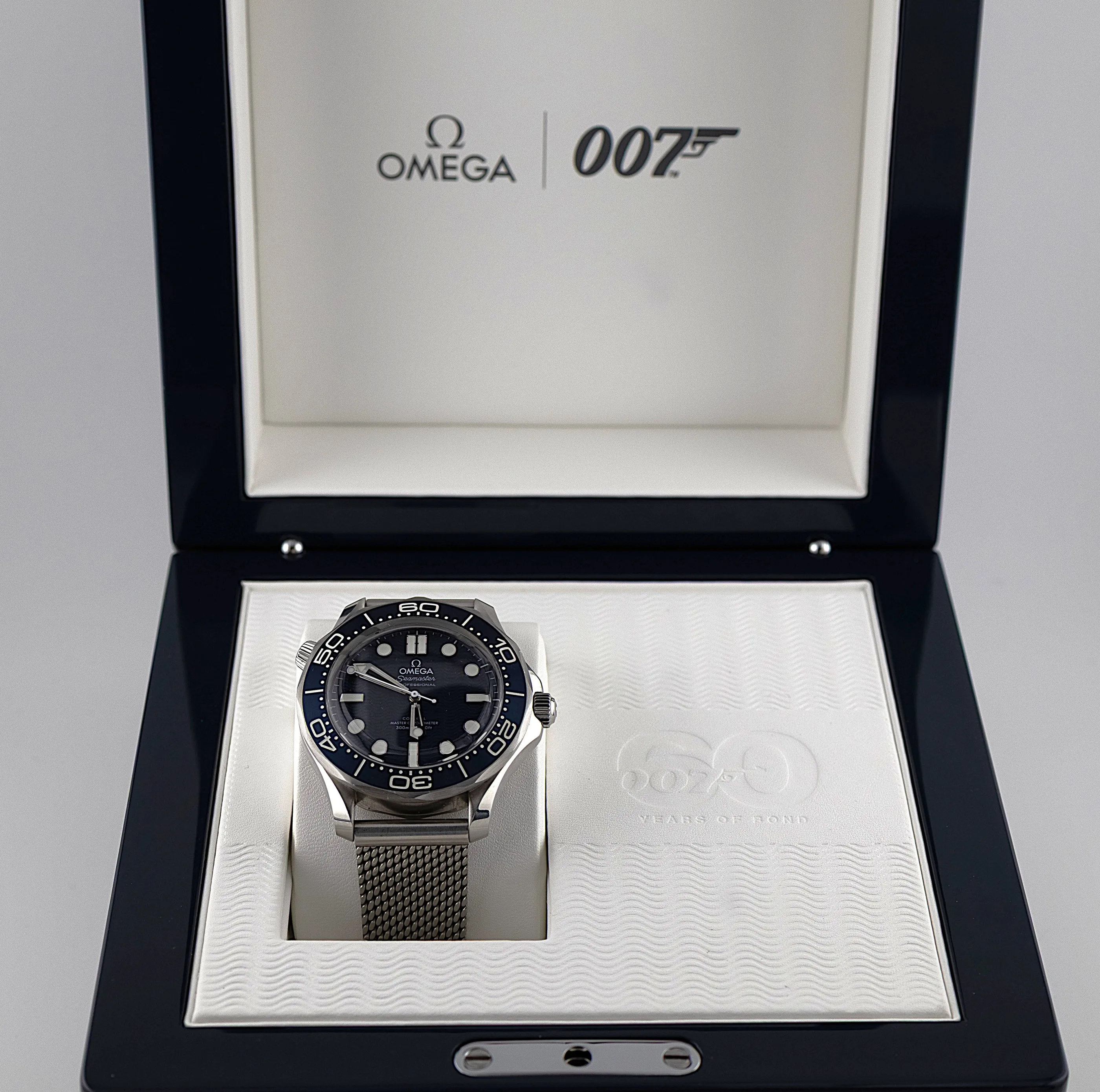 Omega Seamaster Diver 300M James Bond 60th Anniversary Edition detail 13