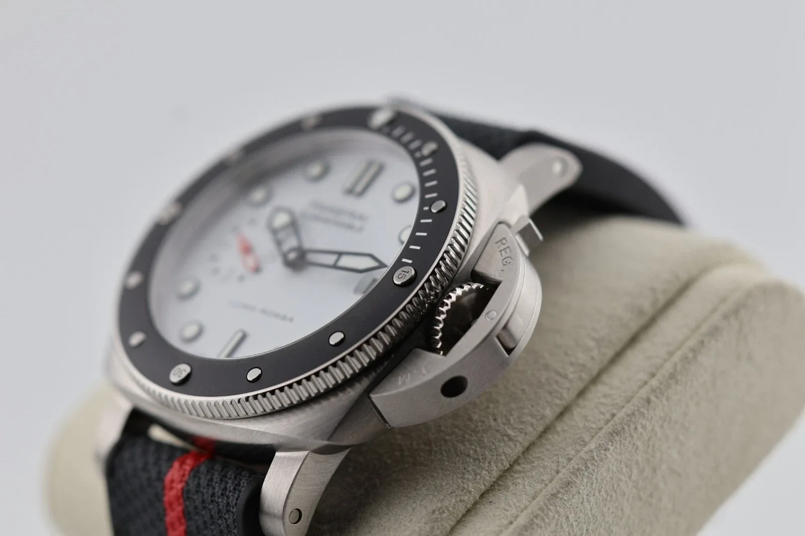 Panerai Submersible Luna Rossa White Dial detail 9