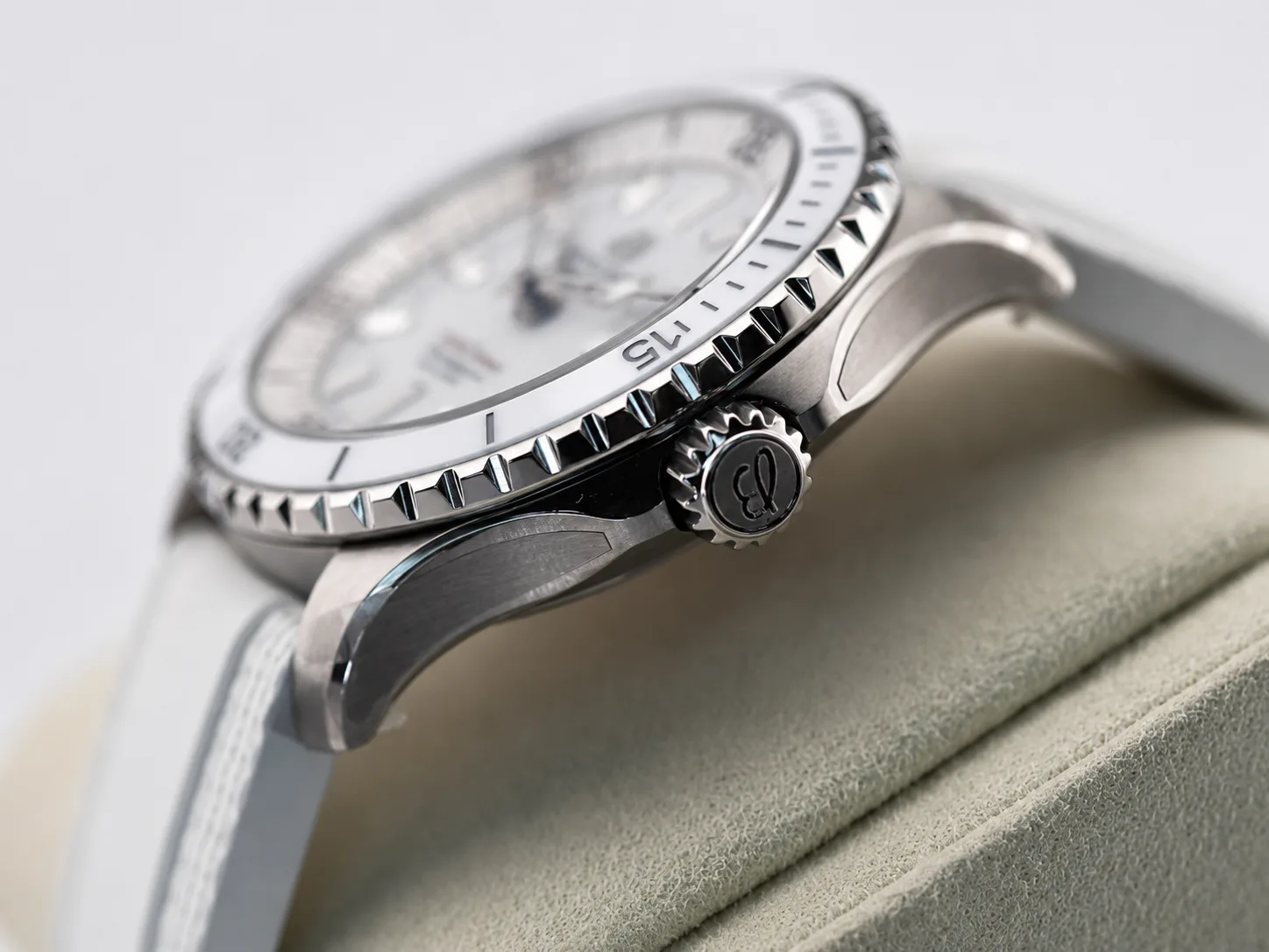 Breitling Superocean 36 detail 8