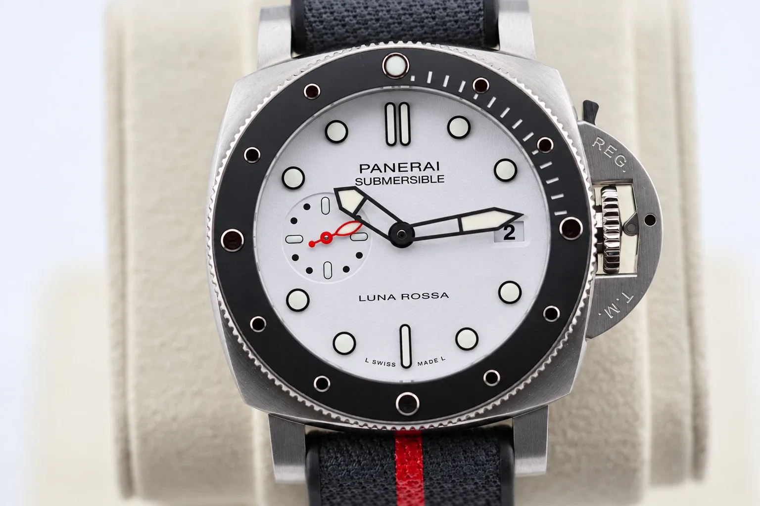 Panerai Submersible Luna Rossa White Dial detail 2