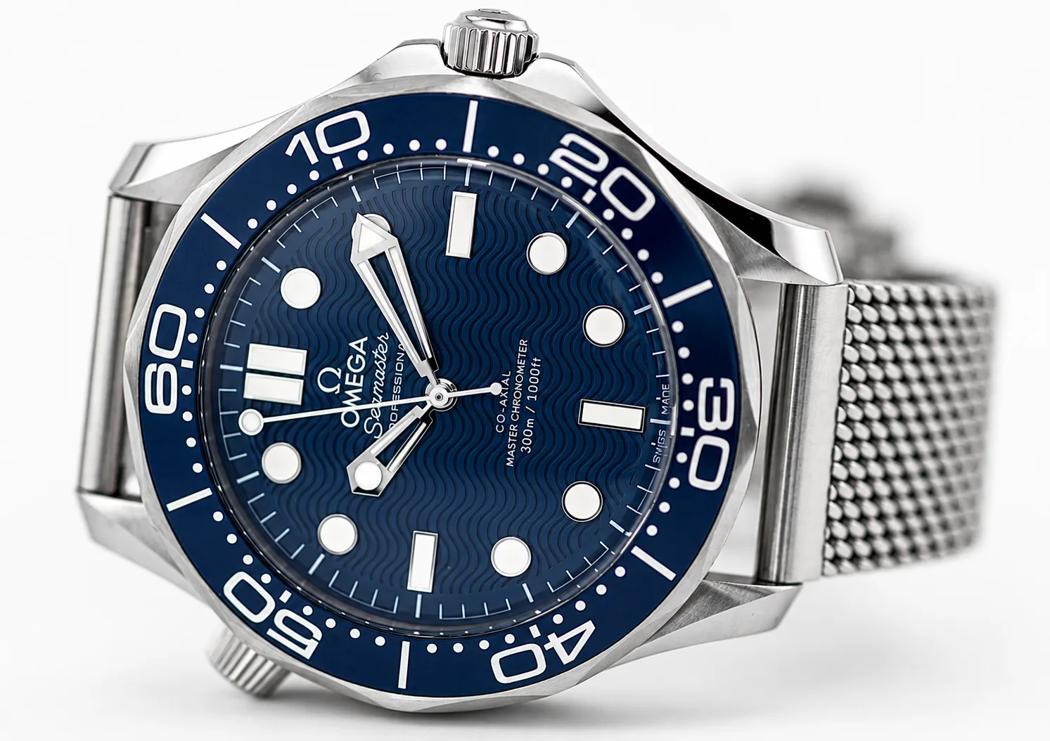 Omega Seamaster Diver 300M James Bond 60th Anniversary Edition detail 4