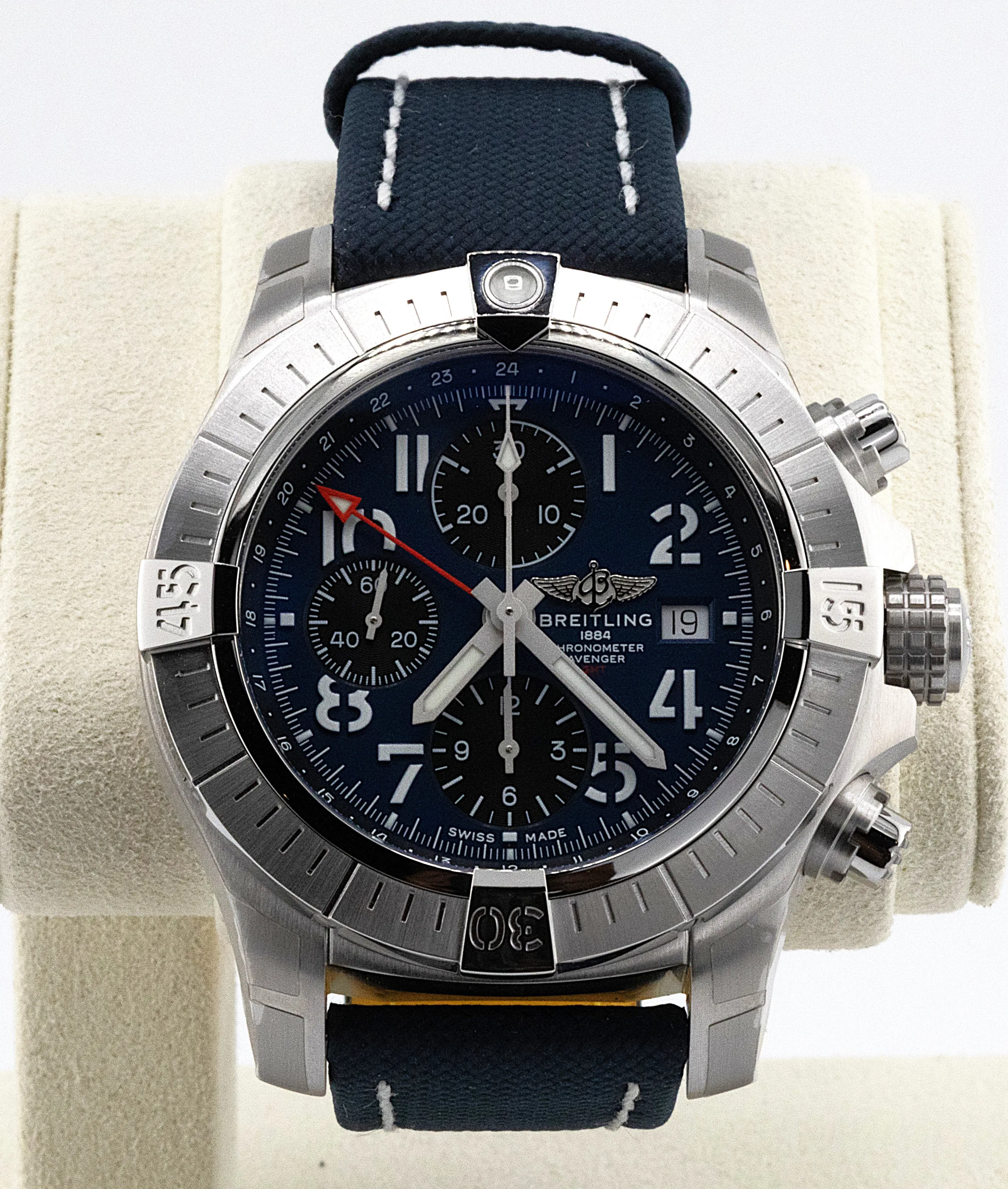 Breitling Avenger Chrono GMT detail 3