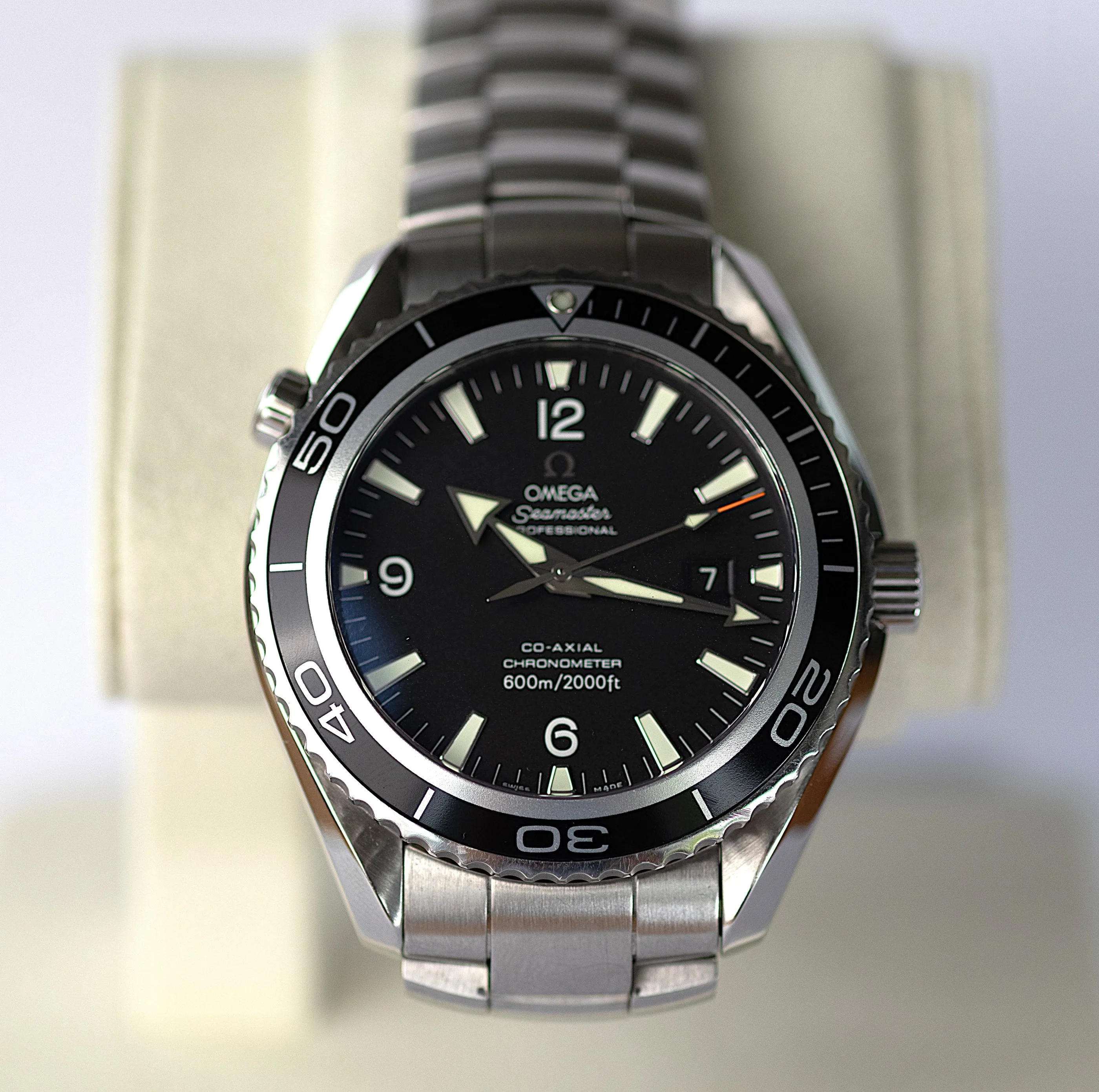 Omega Seamaster Planet Ocean detail 2