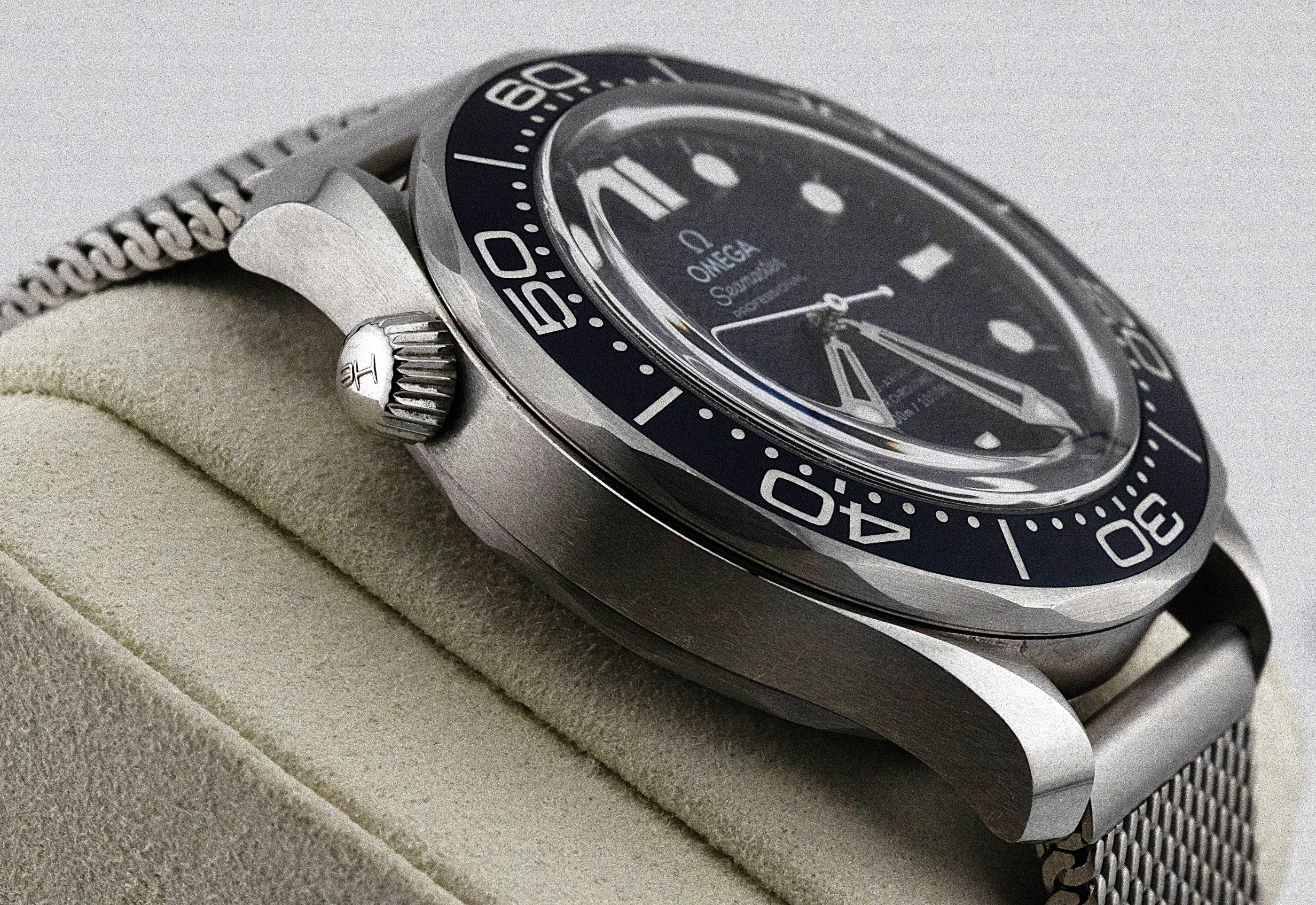 Omega Seamaster Diver 300M James Bond 60th Anniversary Edition detail 5