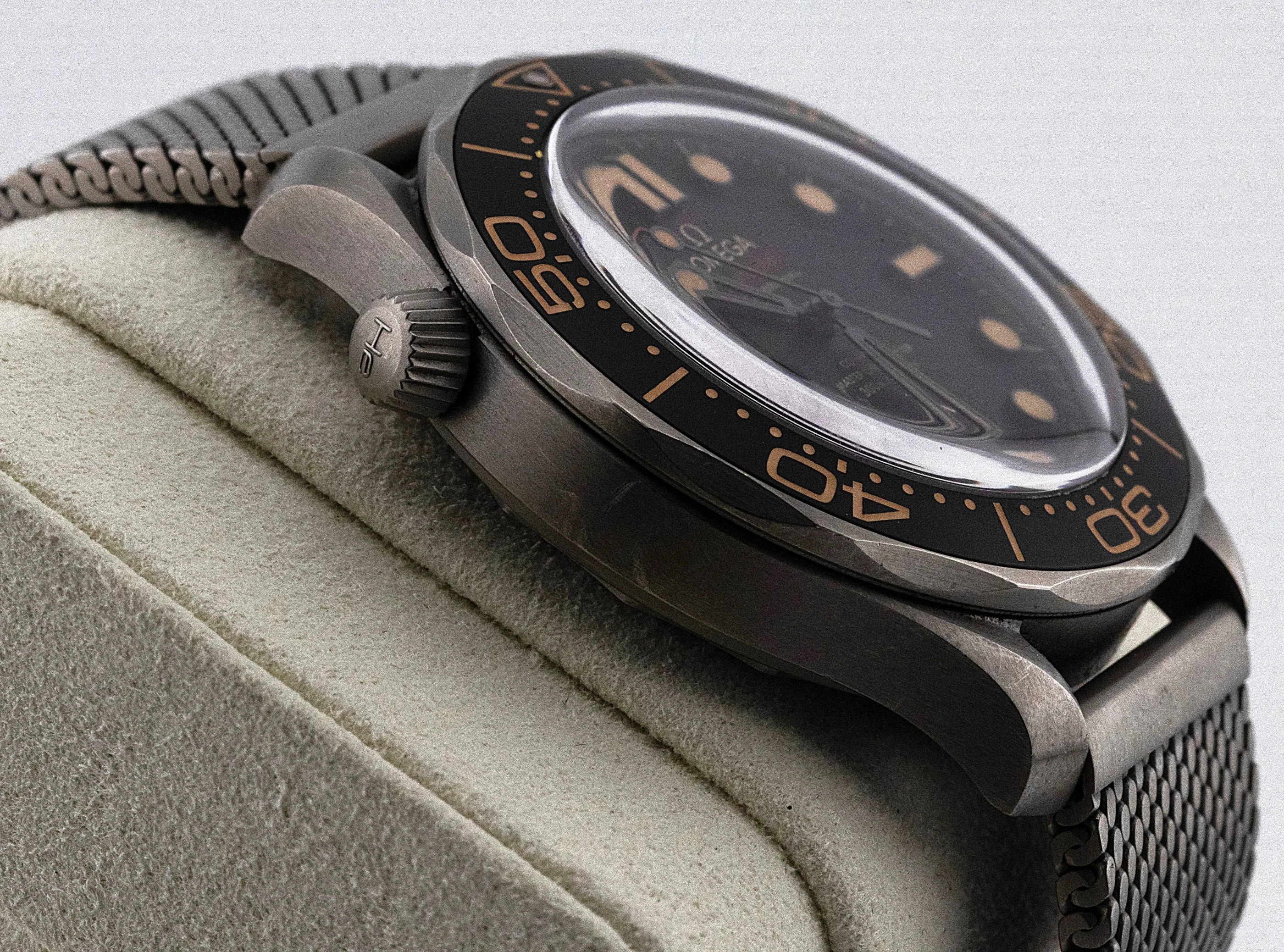 Omega Omega Seamaster Diver 300M Chronometer 42mm "007 Edition" detail 5
