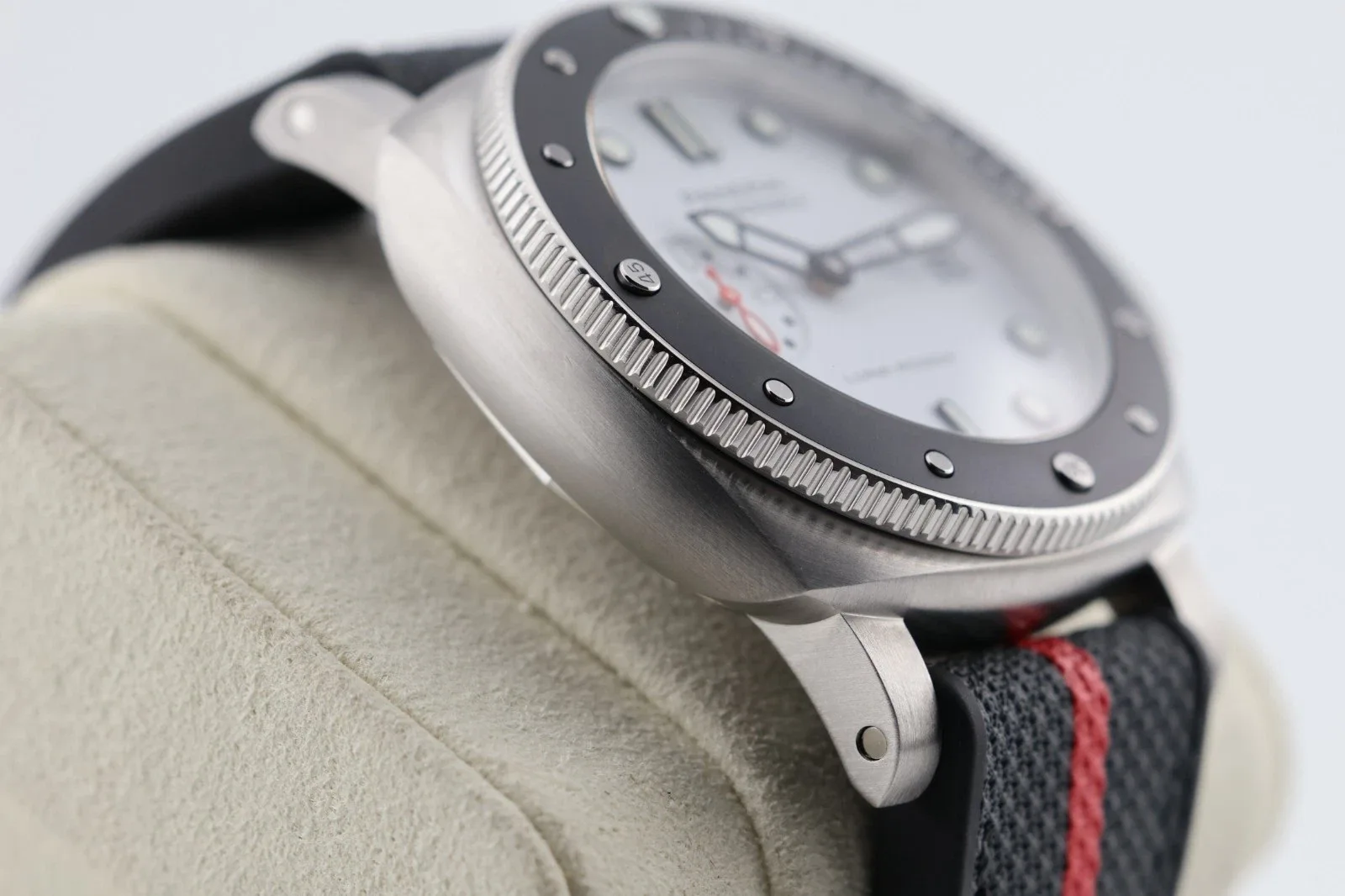 Panerai Submersible Luna Rossa White Dial detail 10