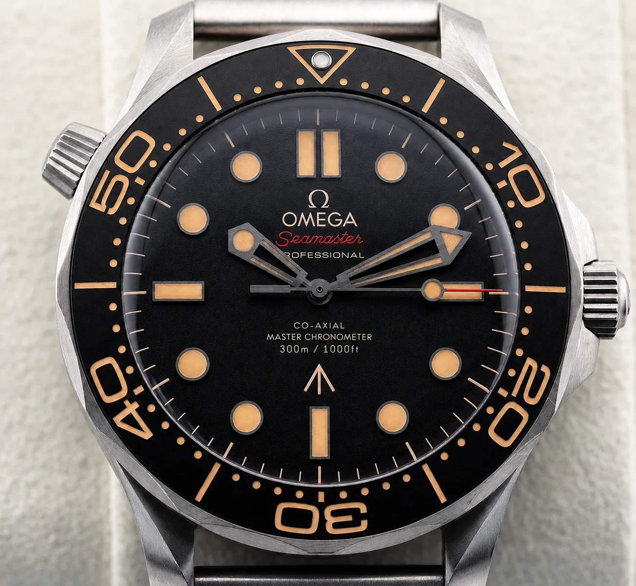 Omega Omega Seamaster Diver 300M Chronometer 42mm "007 Edition" detail 1