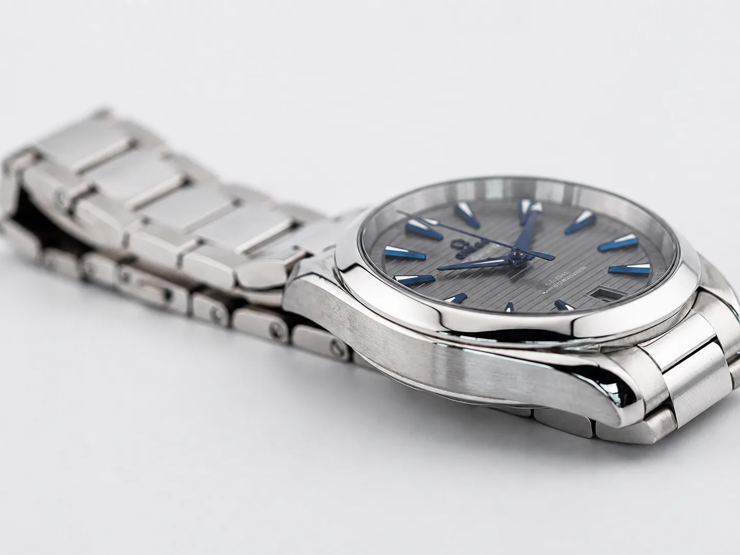 Omega Aqua Terra detail 4