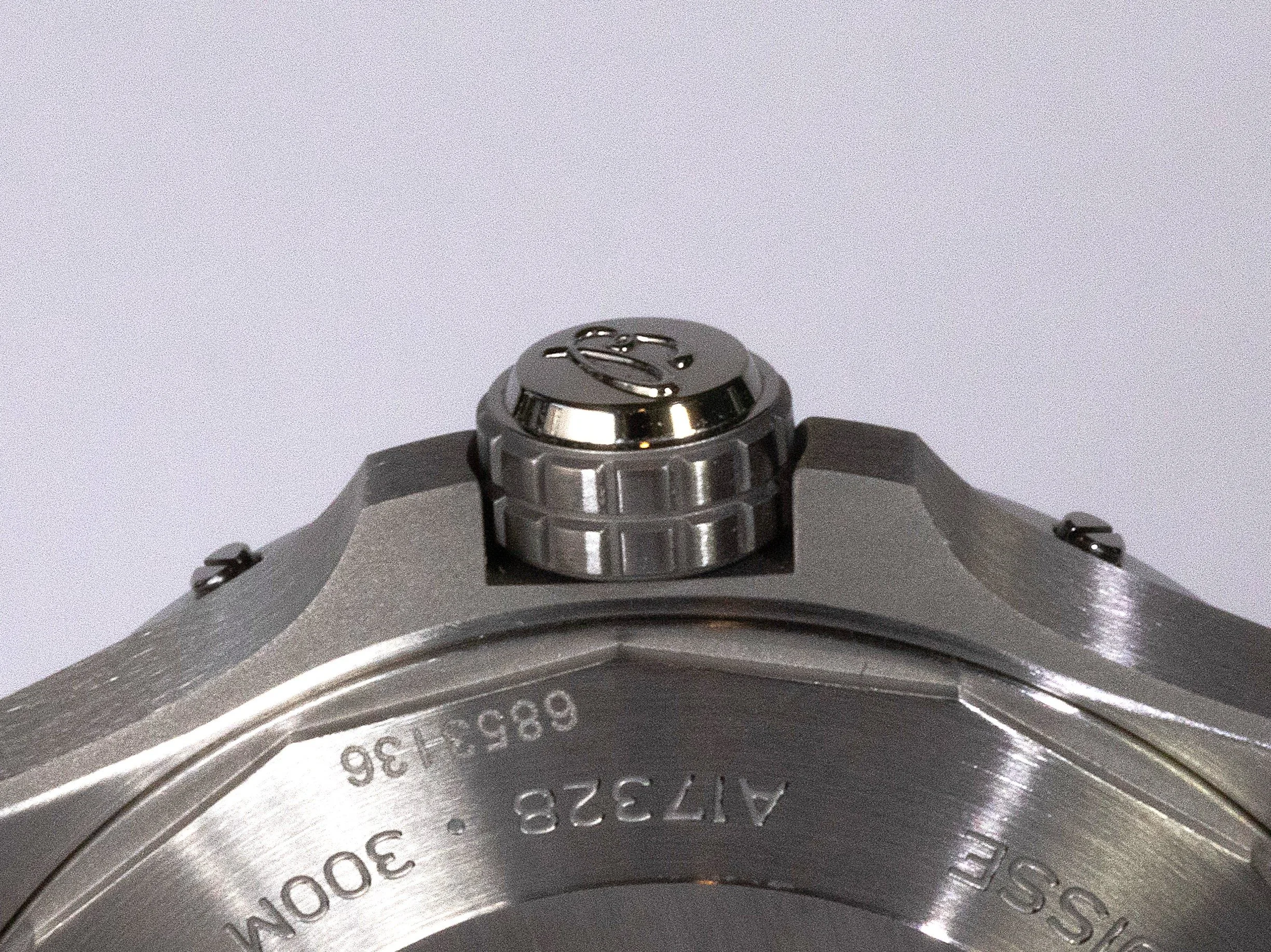 Breitling Avenger detail 8