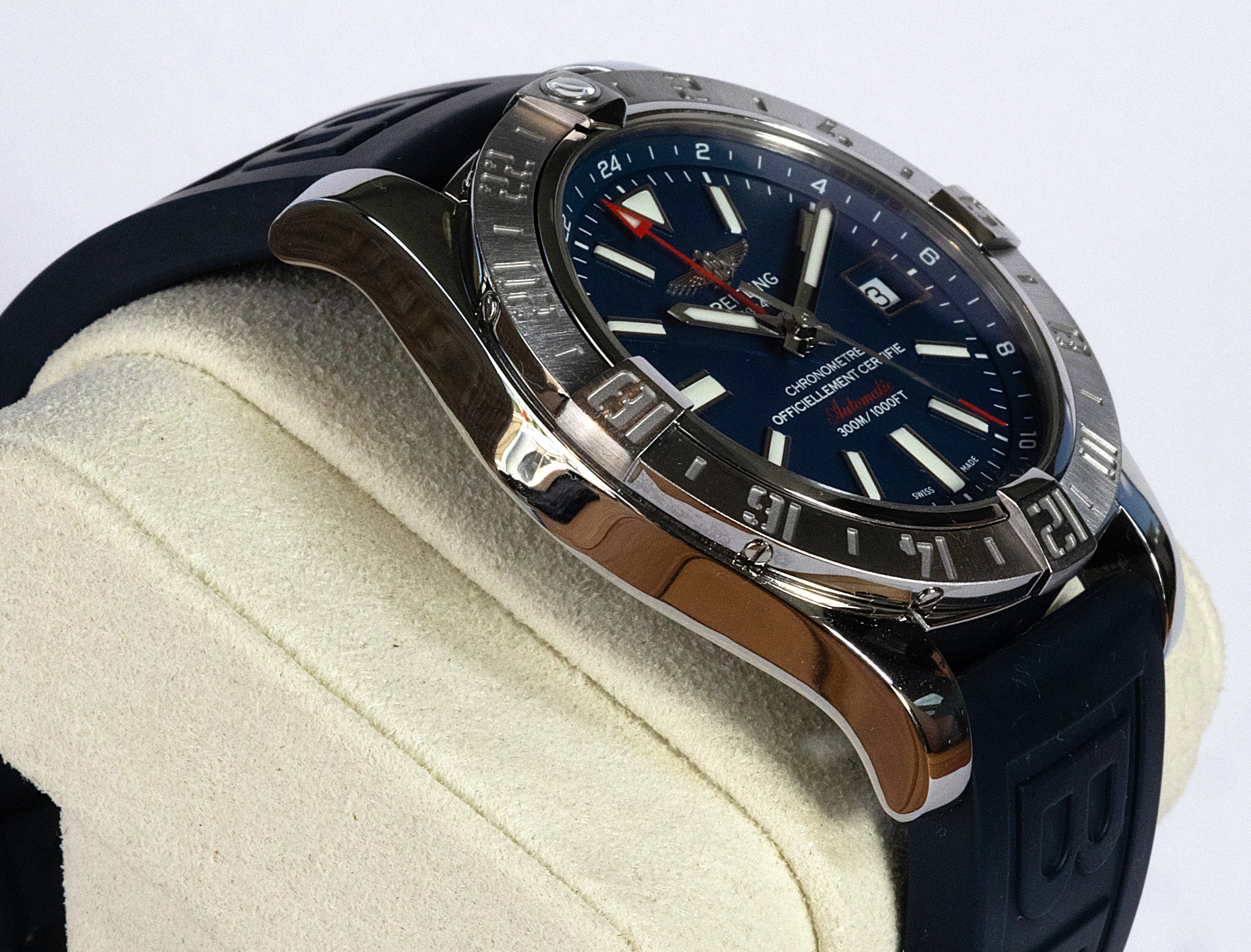 Breitling Avenger II GMT detail 3