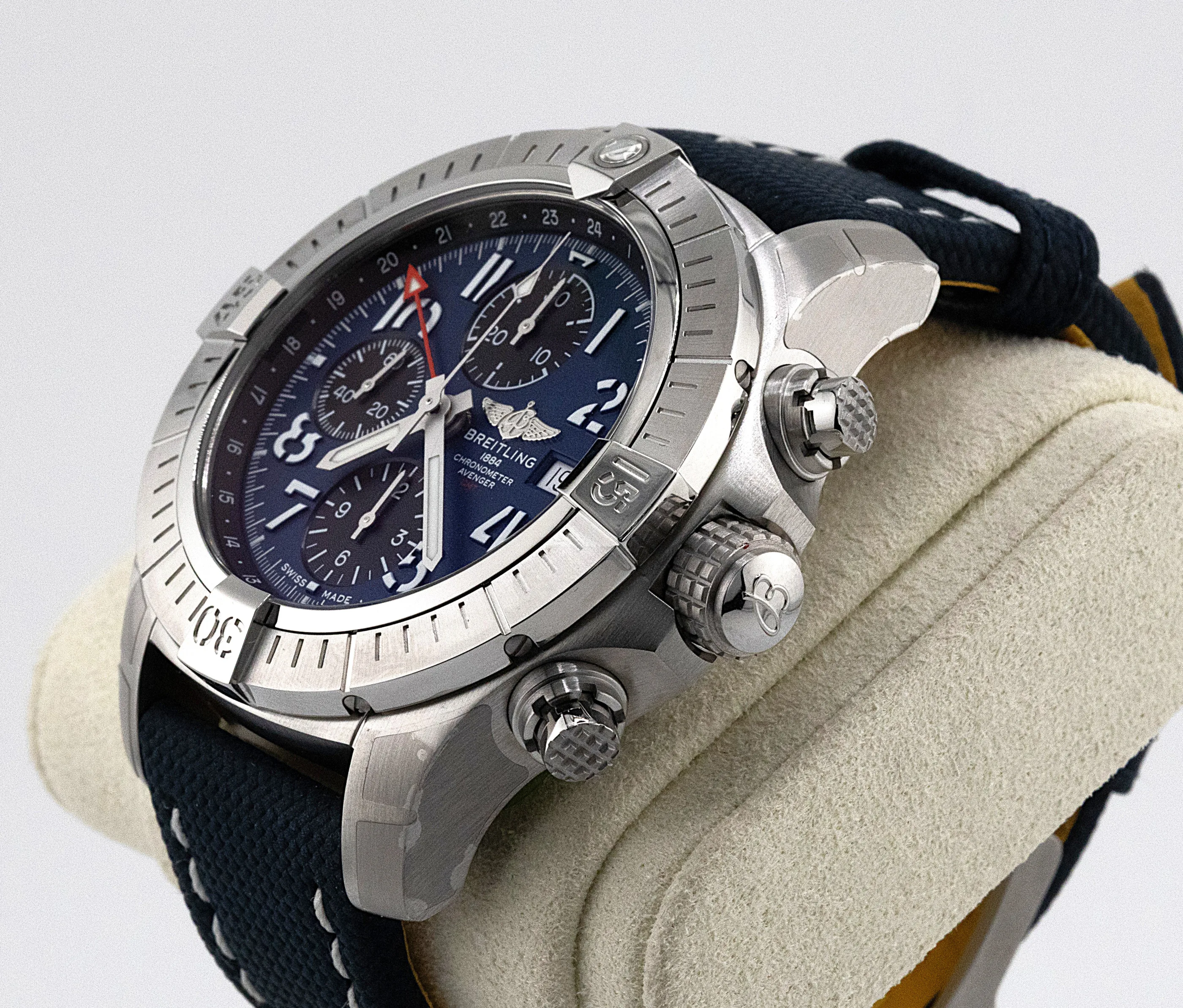 Breitling Avenger Chrono GMT detail 5