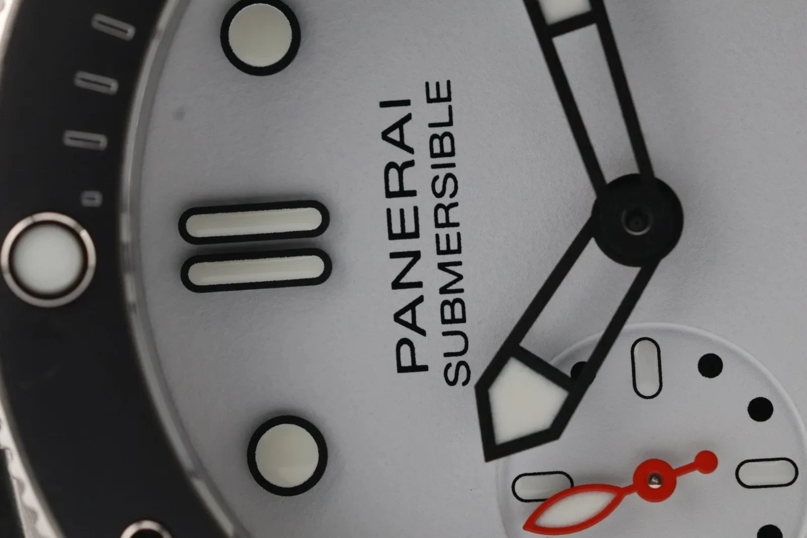 Panerai Submersible Luna Rossa White Dial detail 4