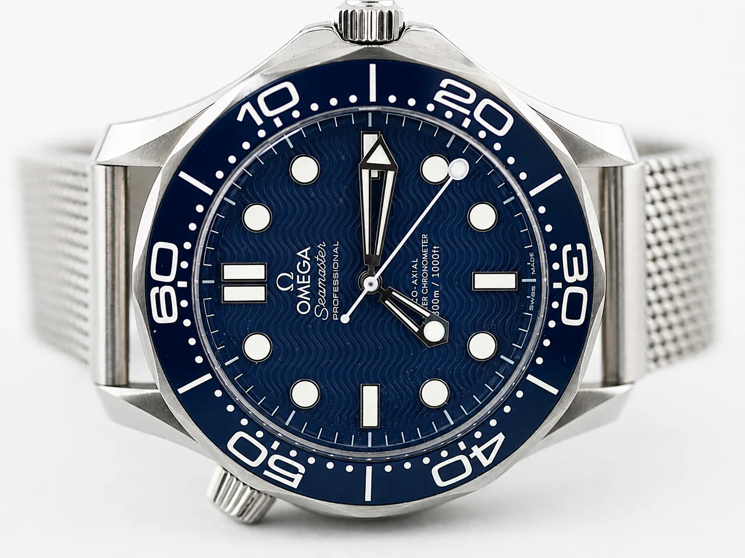 Omega Seamaster Diver 300M James Bond 60th Anniversary Edition detail 2