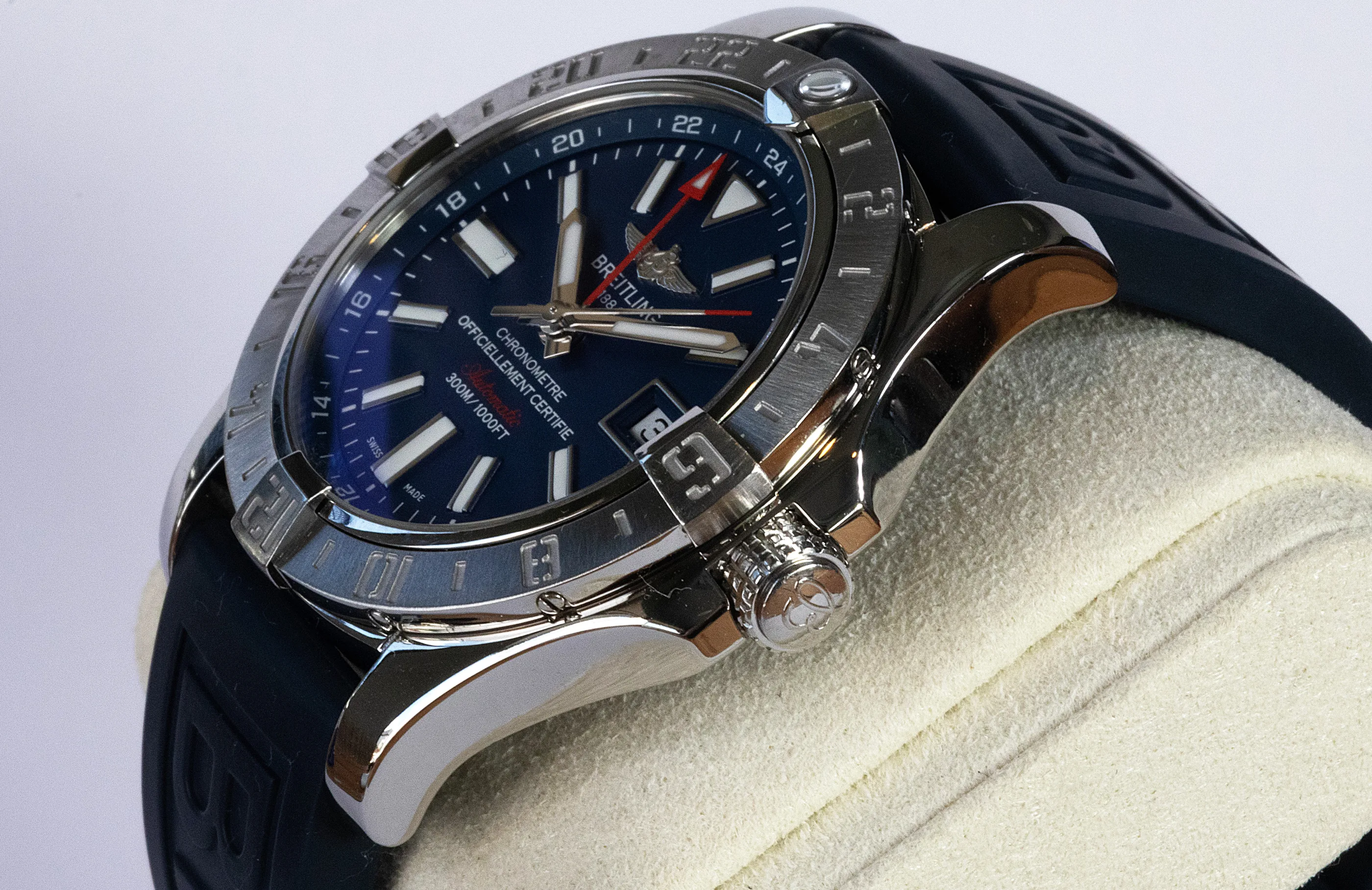 Breitling Avenger II GMT detail 4