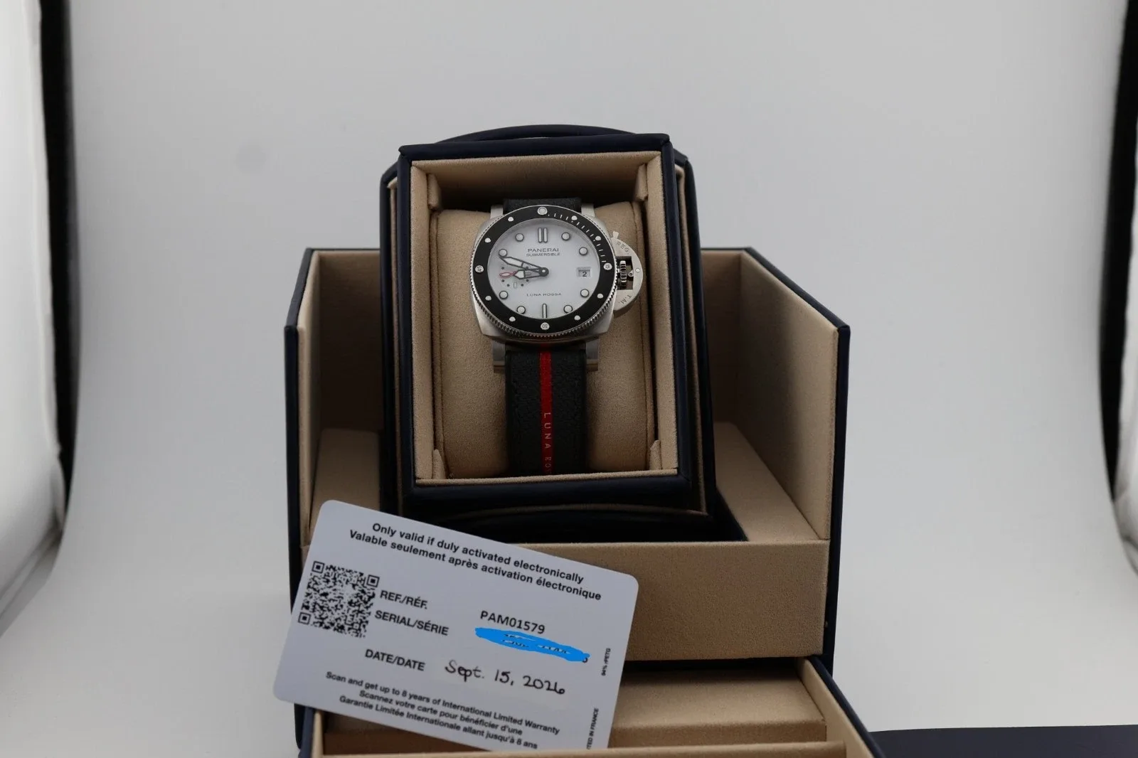 Panerai Submersible Luna Rossa White Dial detail 16