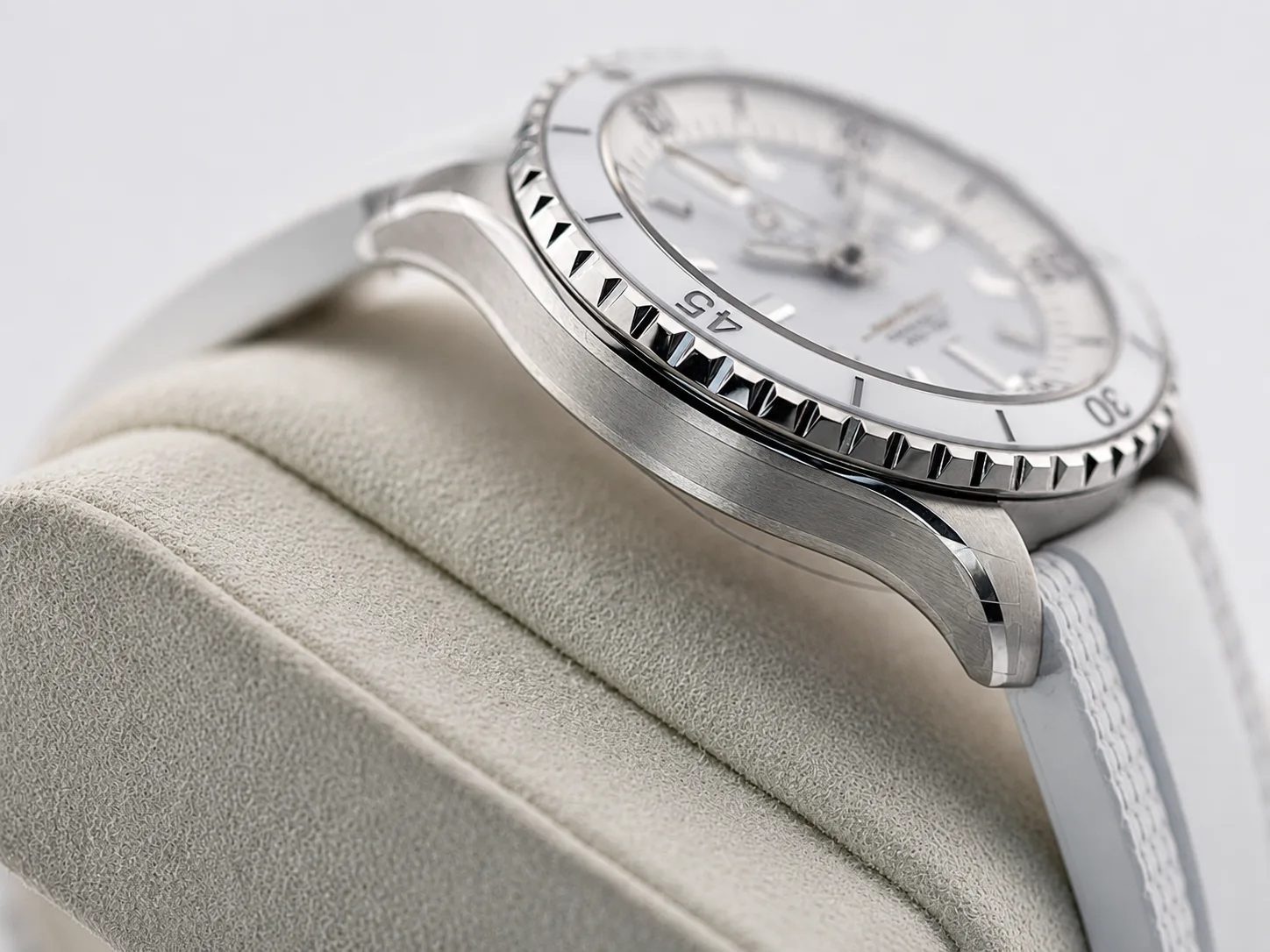 Breitling Superocean 36 detail 7